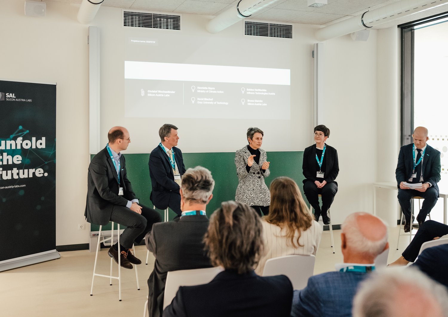 Bruno Clerckx, Horst Bischof, Sabine Herlitschka and Henriette Spyra talk with Christof Wochesländer about cutting-edge research and industrial application in front of a group of peopleBruno Clerckx, Horst Bischof, Sabine Herlitschka and Henriette Spyra talk with Christof Wochesländer about cutting-edge research and industrial application in front of a group of people