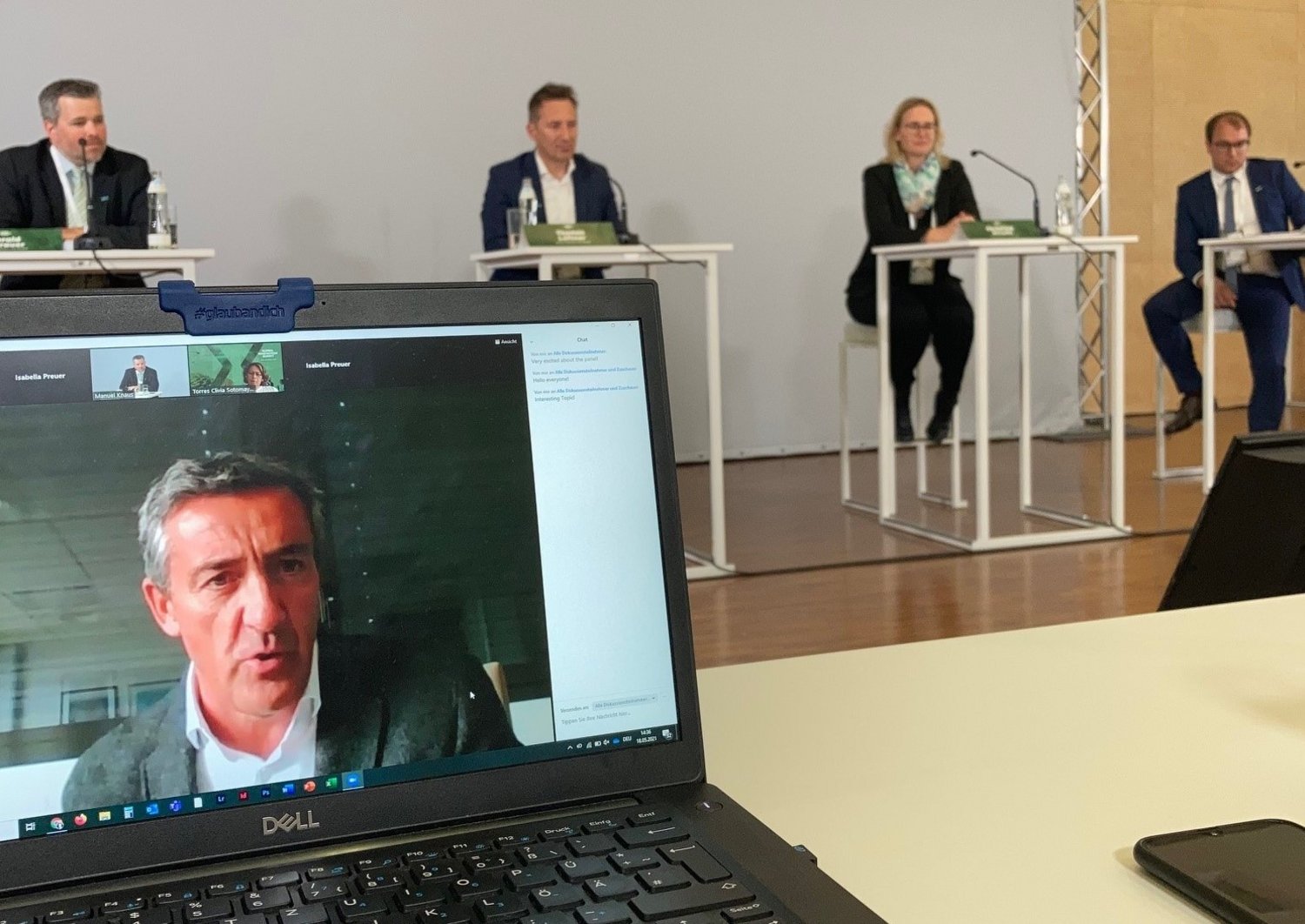 Eine Person die Via Zoommeeting bei einer Konferenz spricht 