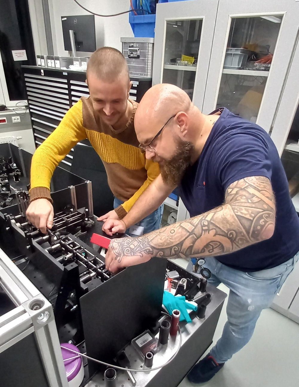 Matteo und ein Kollege arbeiten an einem Demonstrator