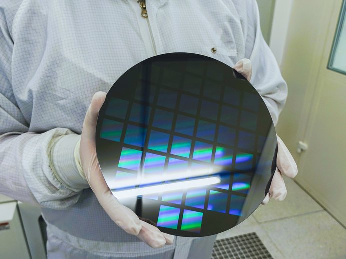 Forscher im Labor hält Silizium Wafer