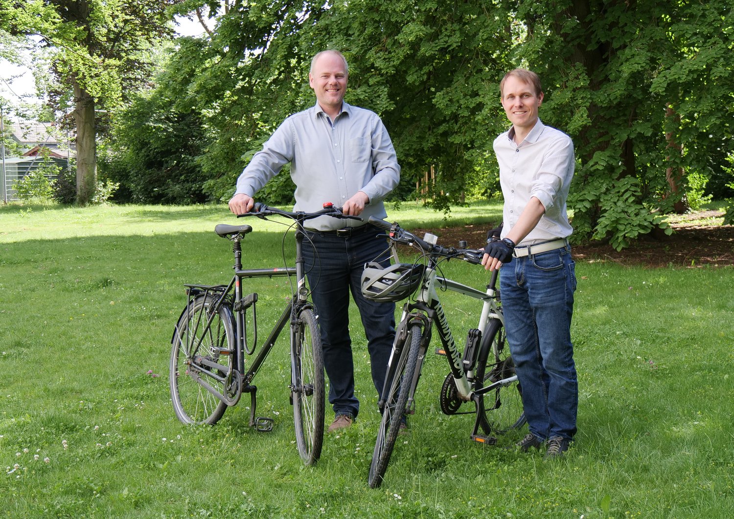 Bernhard Auinger und Herbert Hackl mit Fahrrädern