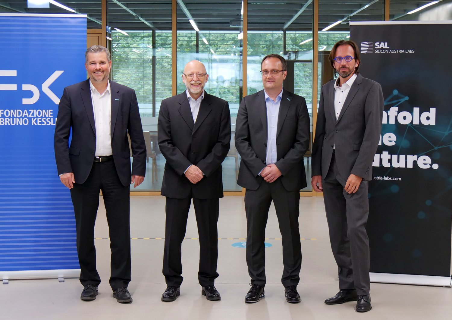 Gerald Murauer, Alessandro Cimatti, Ingo Pill und Andras Montvay stehen nebeneinander und lächeln in die Kamera