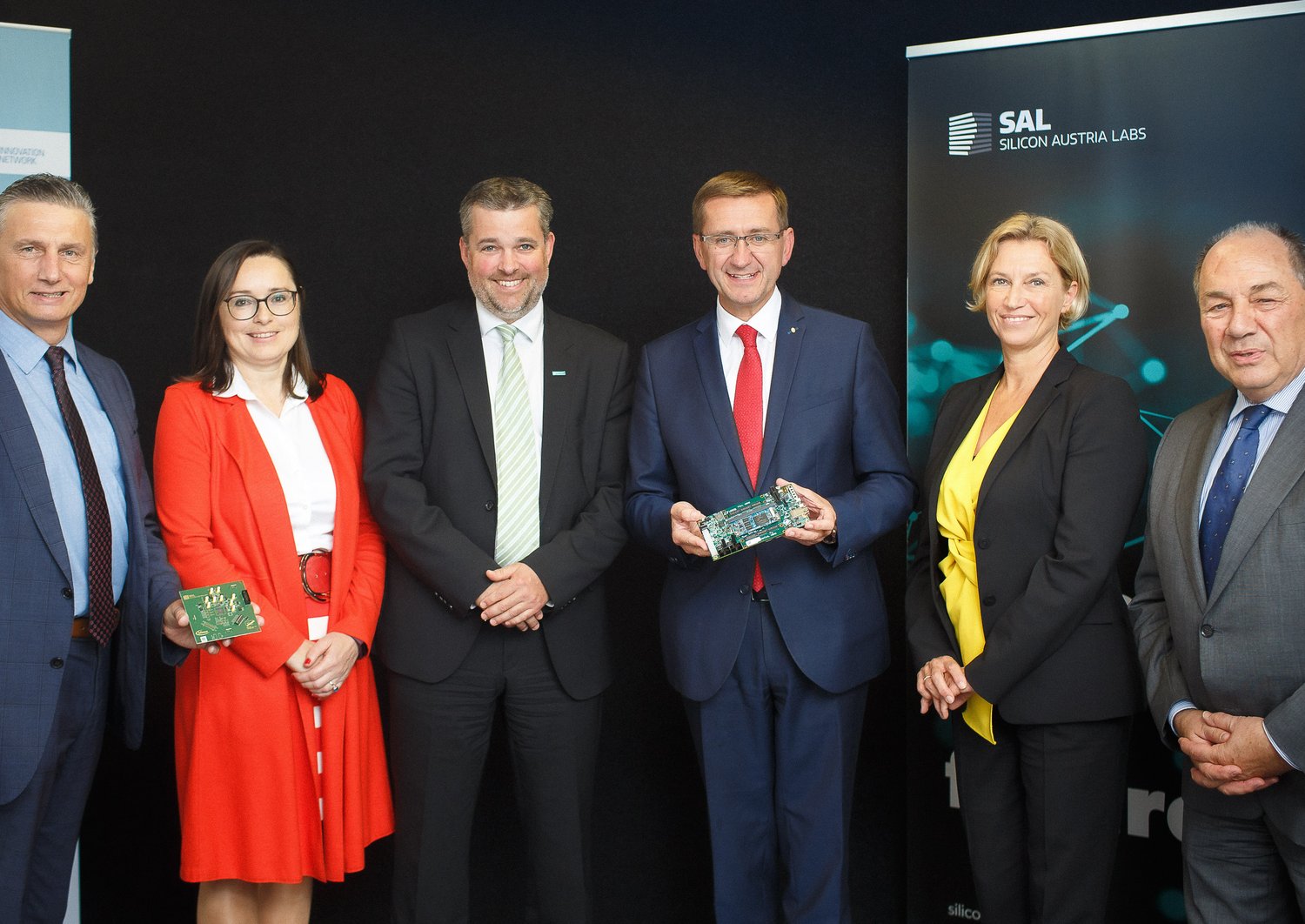 Wilfried Enzenhofer, Ingrid Rabmer, Gerald Murauer, Markus Achleitner, Marion Mitsch und Ingolf Schädler stehen in einer Reihe nebeneinander