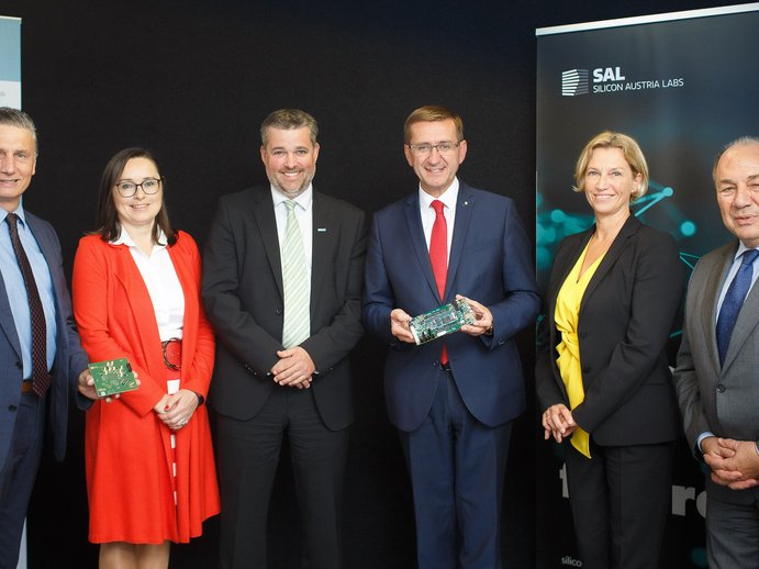 Wilfried Enzenhofer, Ingrid Rabmer, Gerald Murauer, Markus Achleitner, Marion Mitsch und Ingolf Schädler stehen in einer Reihe nebeneinander