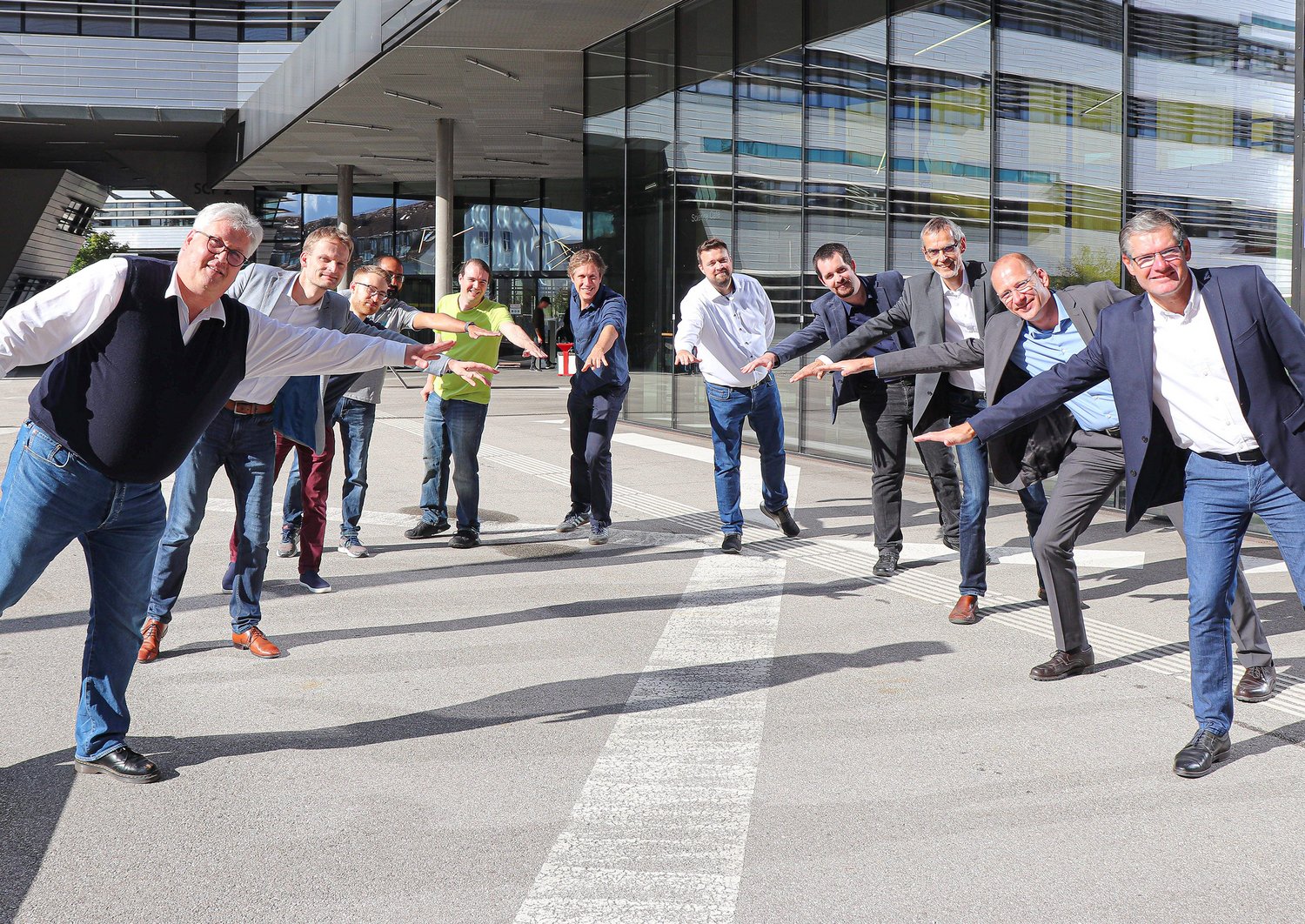 Ein Team welches die Hände in die Mitte eines Kreises hineinstreckt 