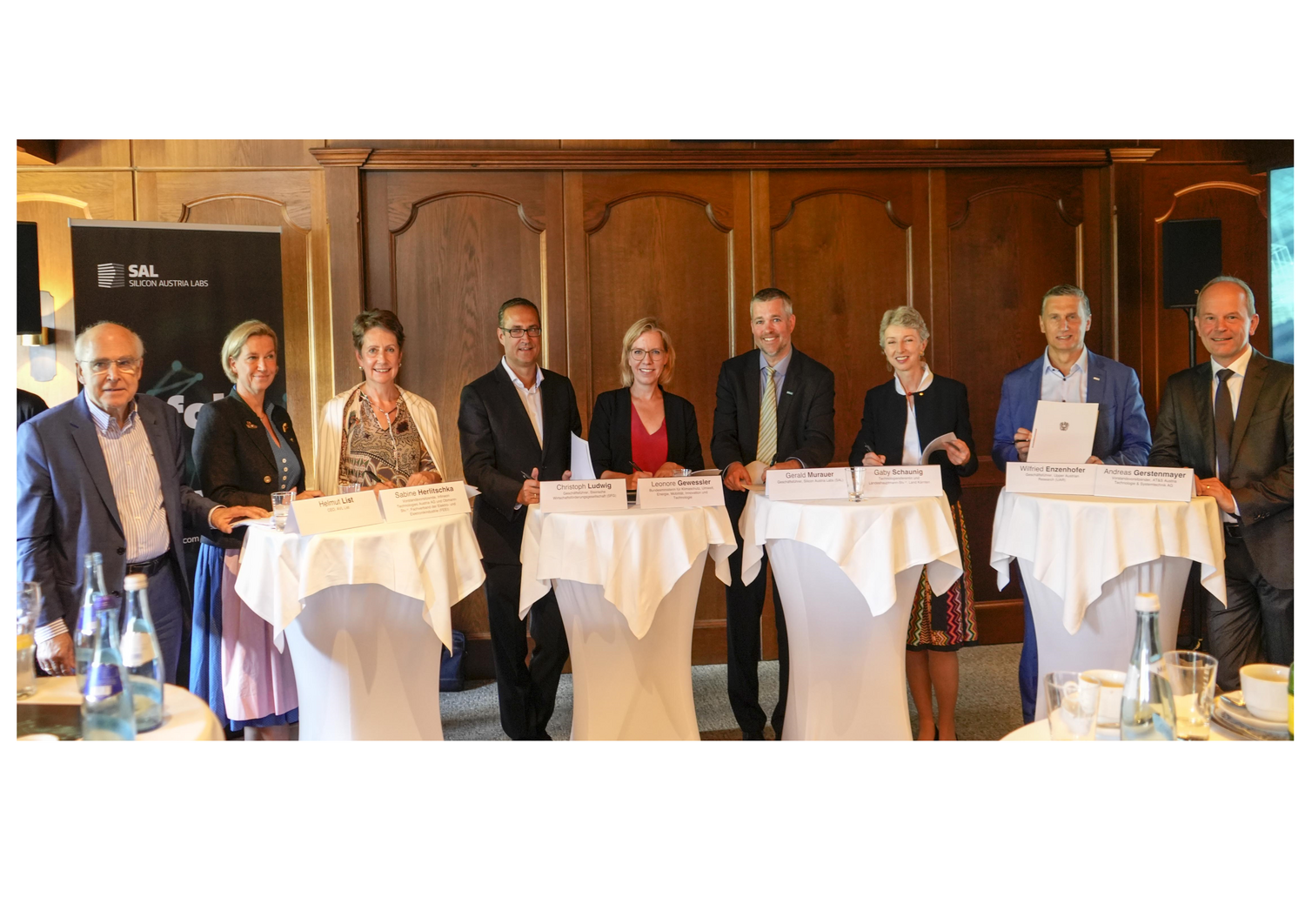 Helmut List, Marion Mitsch, Sabine Herlitschka, Christoph Ludwig, Leonore Gewessler, Gerald Murauer, Gaby Schaunig, Wilfried Enzenhofer, Andreas Gerstenmayer, stehen nebeneinander mit einer Erklärung zu der weitere Unterstützung des 2018 gegründeten Spitzenforschungszentrums SAL in der Hand 