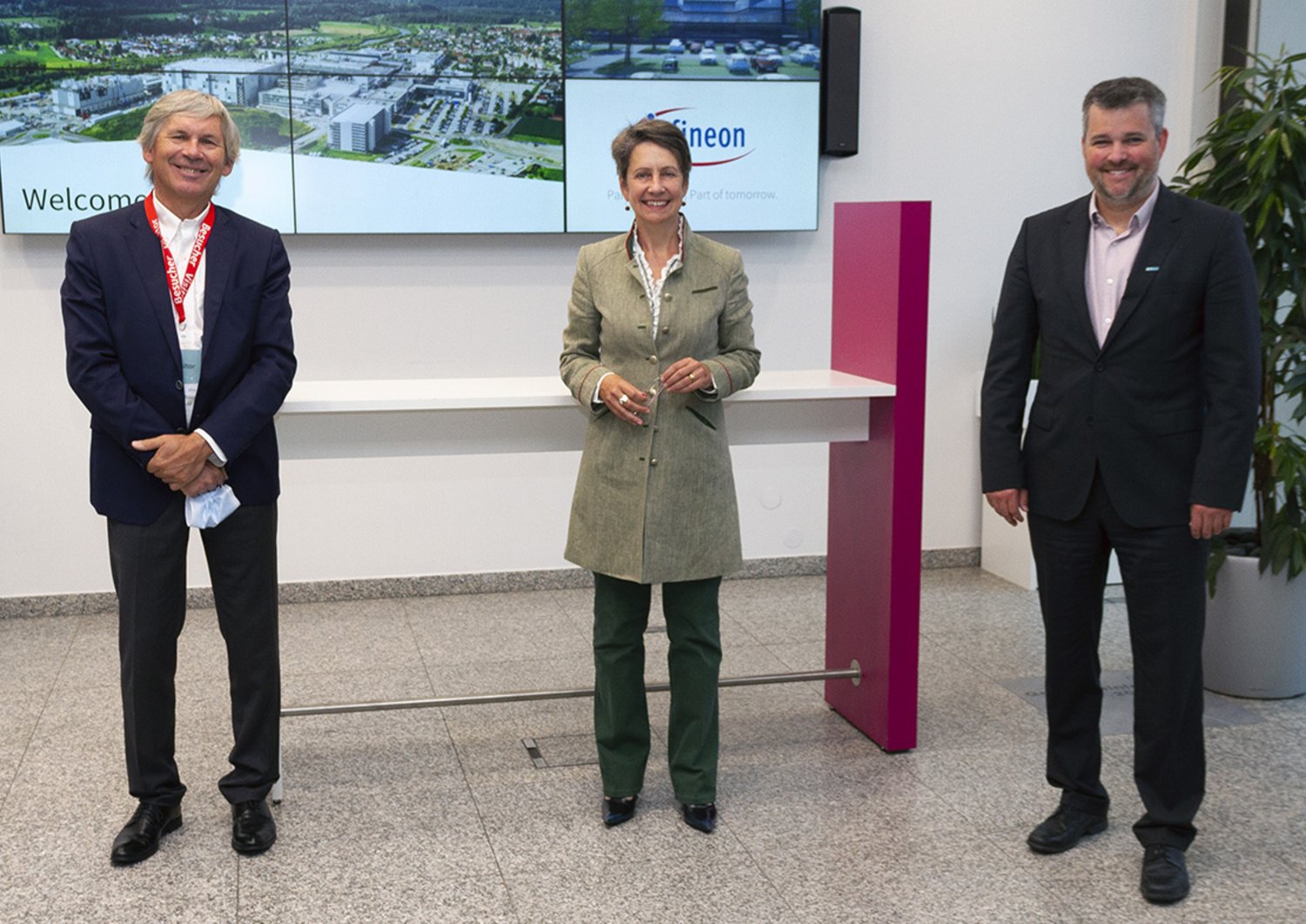 Stéphane Siebert steht links im Bild und Gerald Murauer steht rechts im Bild mit ECSEL-Vorsitzender Sabine Herlitschka in der Mitte 