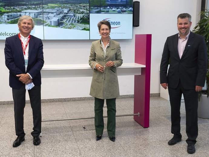 Stéphane Siebert steht links im Bild und Gerald Murauer steht rechts im Bild mit ECSEL-Vorsitzender Sabine Herlitschka in der Mitte 