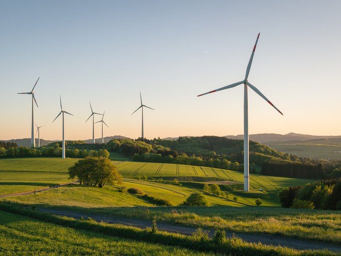 Windkraftanlagen auf einem Feld bei Sonnenuntergang