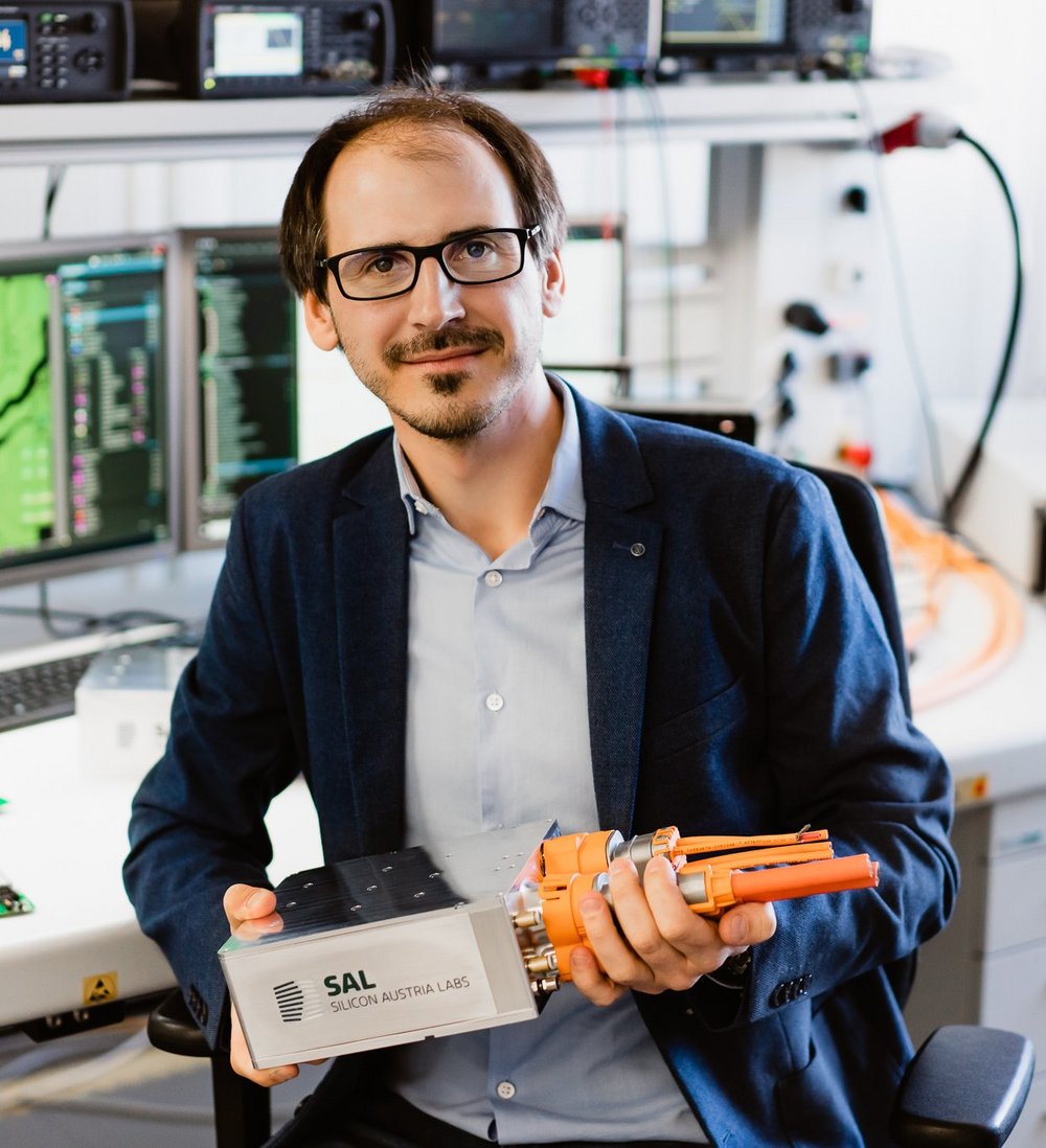 Christian Mentin mit der Tiny Power Box in den Händen