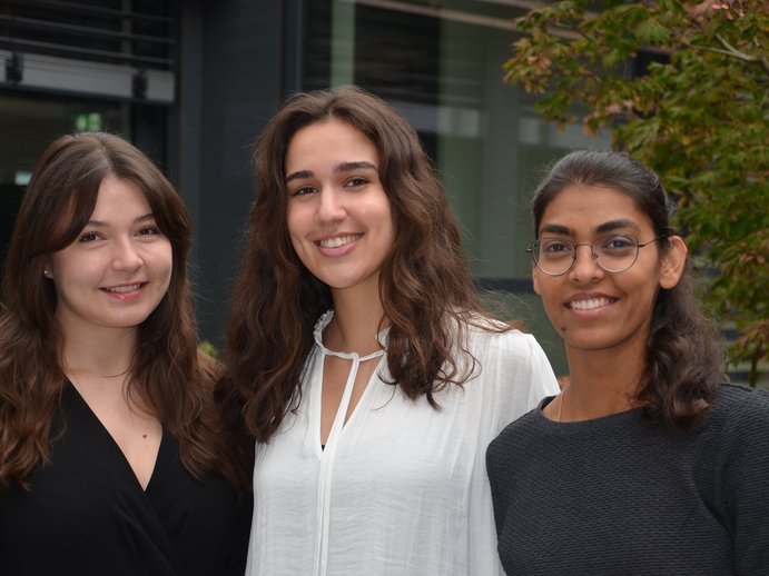 Gruppenbild von Madeleine, Sara und Pooja im Freien