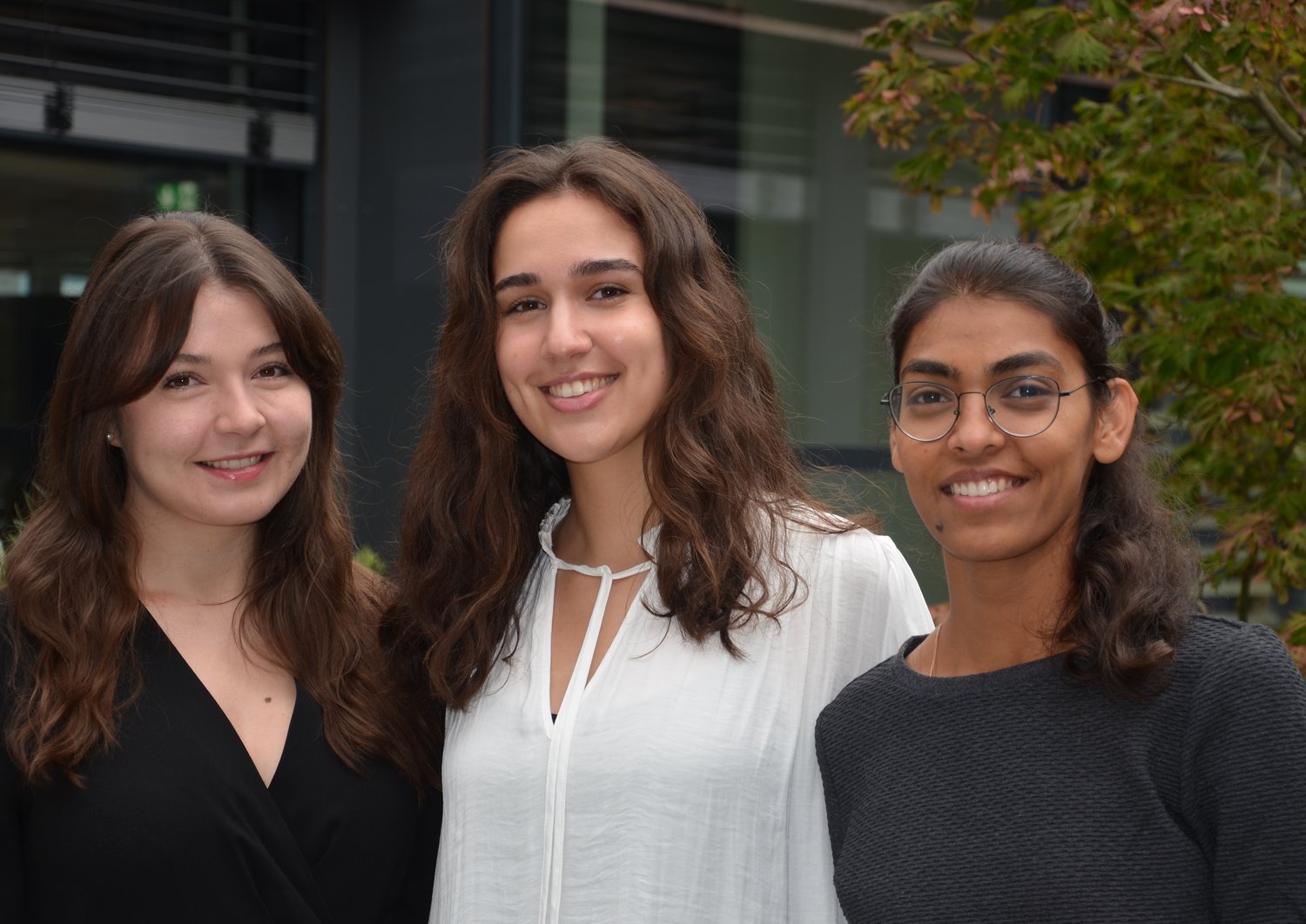 group picture of Madeleine, Sara und Pooja outside