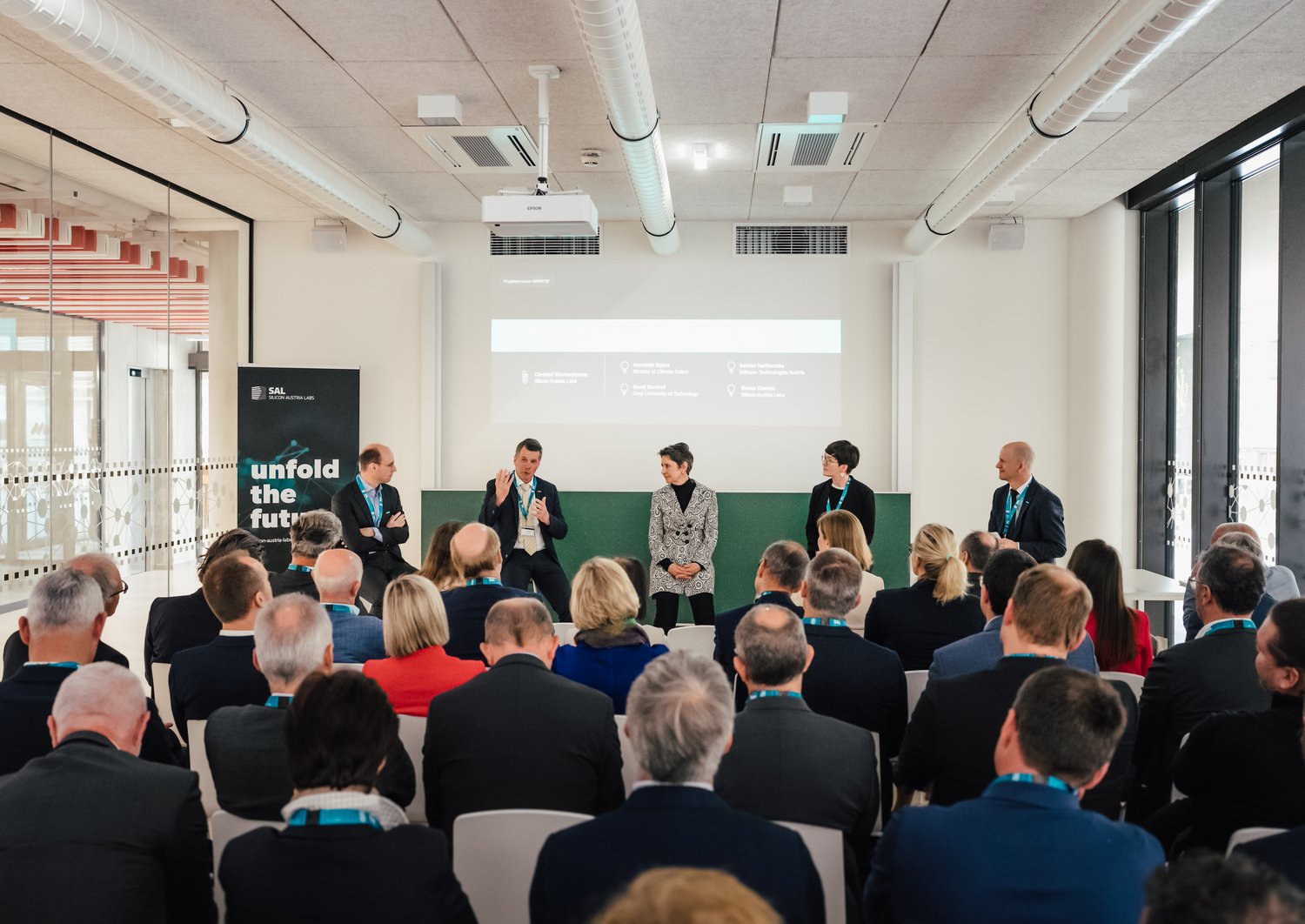 Bruno Clerckx, Horst Bischof, Sabine Herlitschka and Henriette Spyra talk with Christof Wochesländer about cutting-edge research and industrial application in front of a group of people
