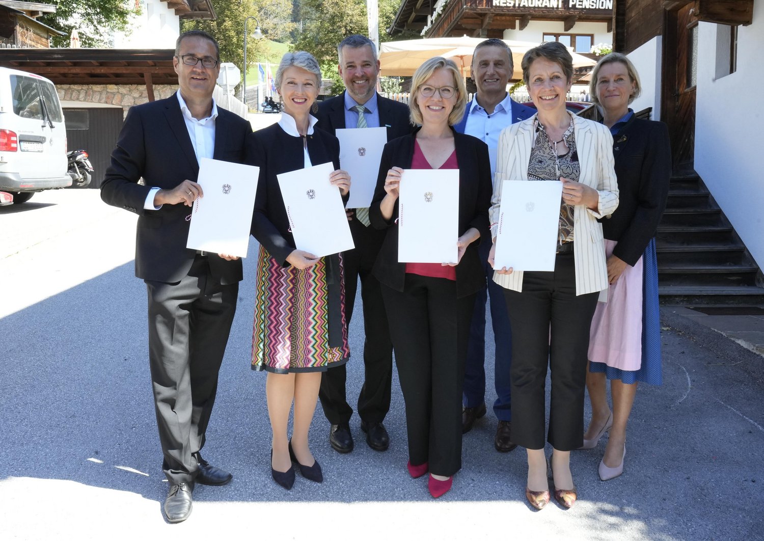 Christoph Ludwig, Gaby Schaunig, Gerald Murauer, Leonore Gewessler, Wilfried Enzenhofer, Sabine Herlitschka und Marion Mitsch, stehen nebeneinander mit einer Erklärung zur weiteren Unterstützung des Spitzenforschungszentrums bis 2030 in der Hand