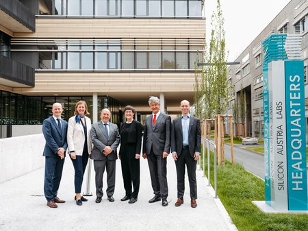 Christof Wochesländer, Barbara Eibinger-Miedl, Ingolf Schädler, Henriette Spyra, Harald Kainz und Bruno Clerckx vor dem SAL Building in Graz 