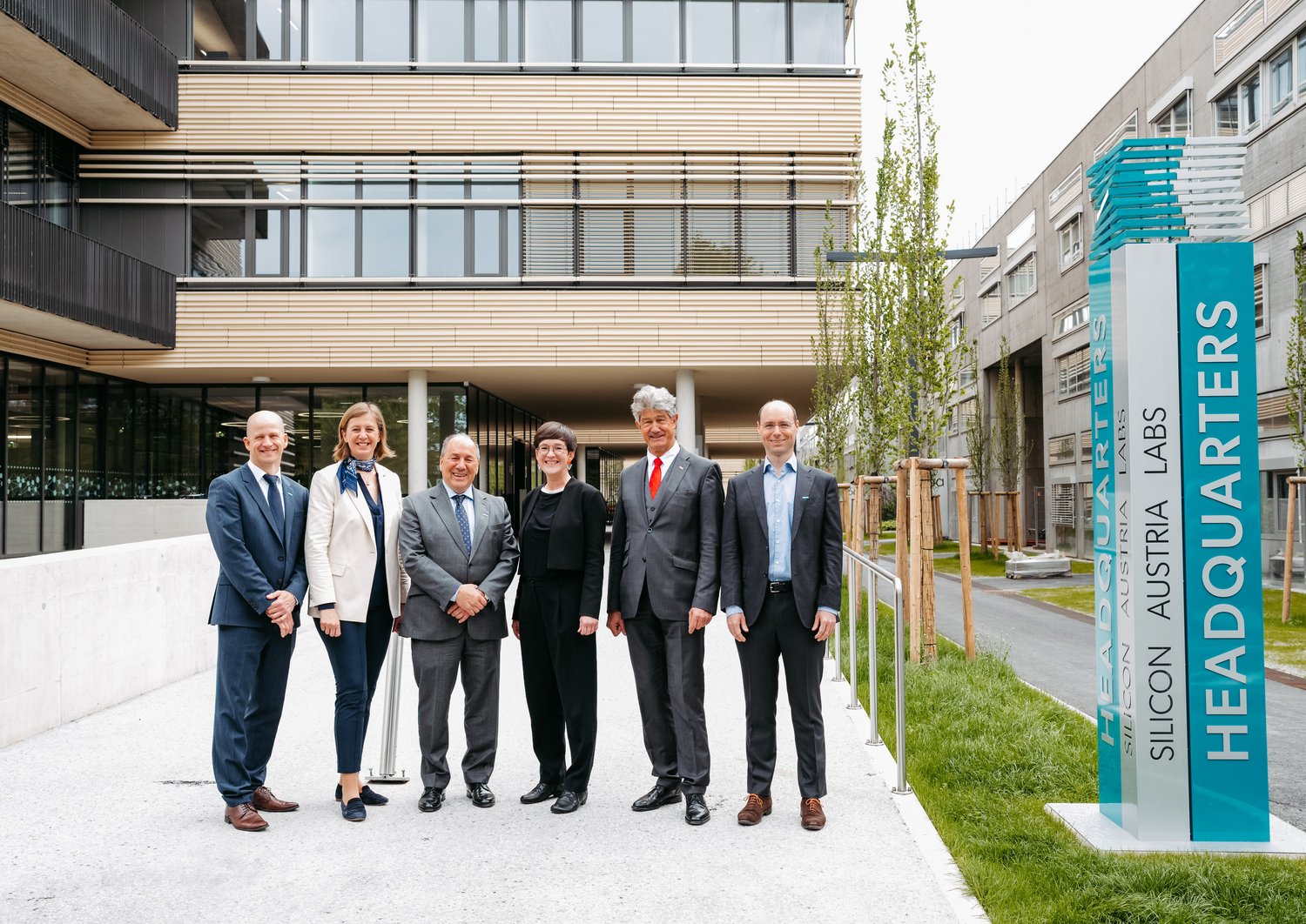 Christof Wochesländer, Barbara Eibinger-Miedl, Ingolf Schädler, Henriette Spyra, Harald Kainz und Bruno Clerckx vor dem SAL Building in Graz 