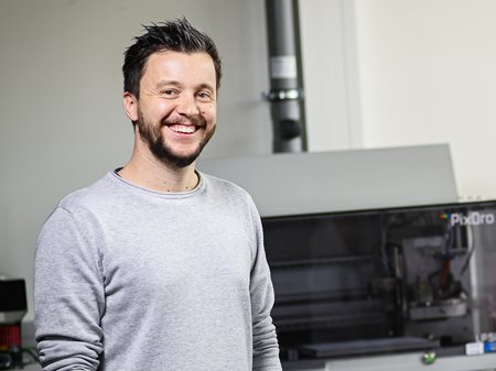 portrait of Lukas Neumaier in the lab